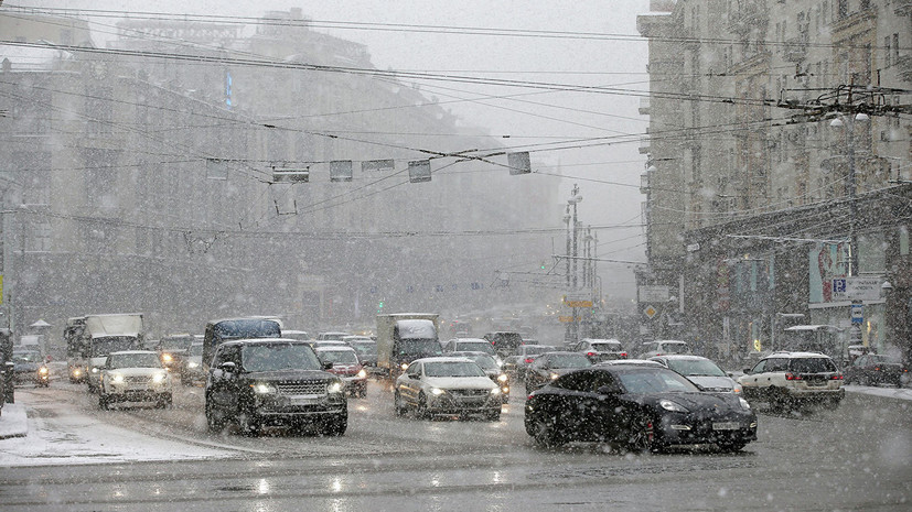 ЦОДД предупредил об ухудшении дорожных условий в Москве из-за снегопада