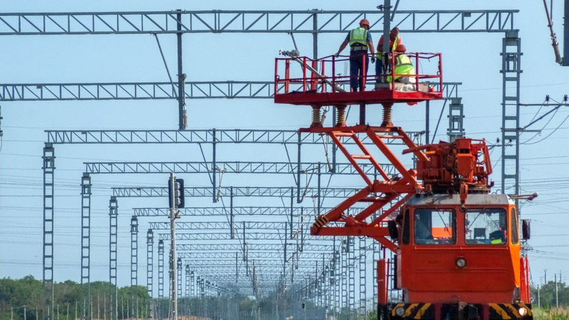 Построен первый километр железной дороги на подходе к Крымскому мосту