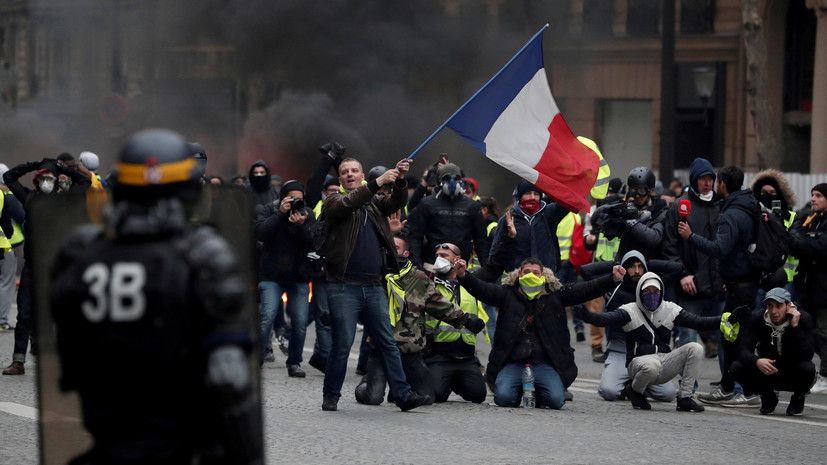 Во Франции мобилизованы 80 тысяч полицейских из-за протестов «жёлтых жилетов»