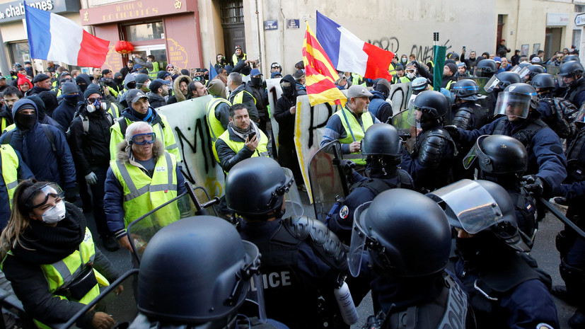Число задержанных в ходе протестов «жёлтых жилетов» в Париже возросло до 42