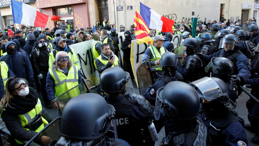 На акции «жёлтых жилетов» во Франции задержали около 300 человек