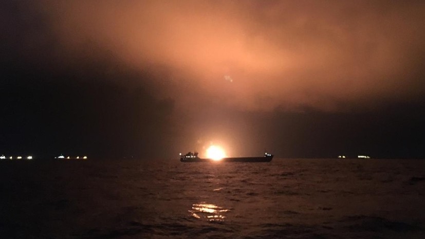 Спасатели пока не могут начать тушение пожара на судах в Чёрном море