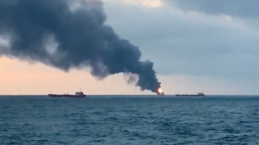 На двух танкерах в Керченском проливе продолжается горение