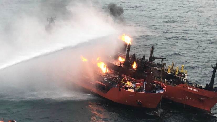 Горящий газ мешает потушить пожар на танкерах в Чёрном море