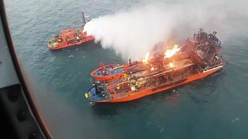 СМИ: Горевший в Чёрном море танкер не мог зайти в порт из-за санкций