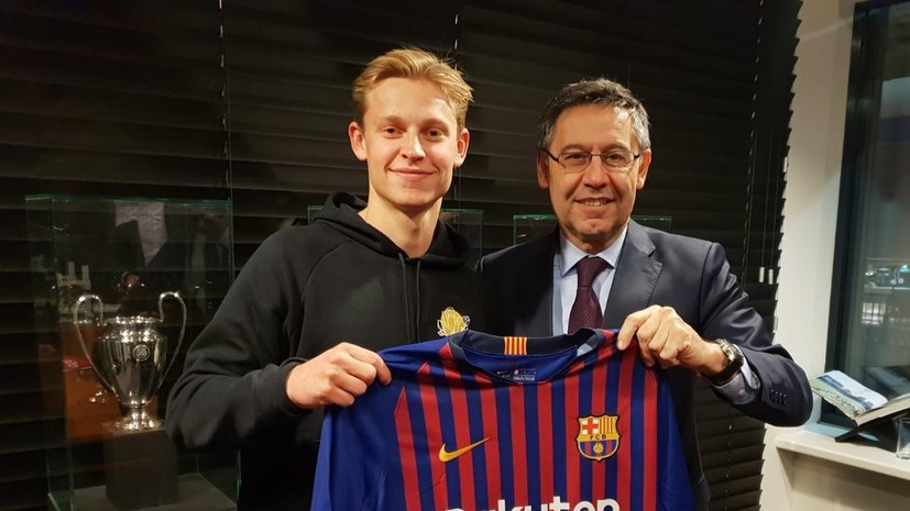 «Барселона» объявила о трансфере 21-летнего футболиста «Аякса»