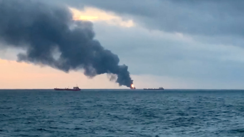 Горящее в Чёрном море судно начало дрейфовать к берегам России