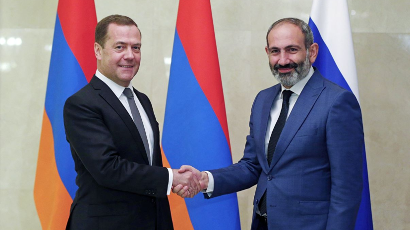 Медведев обсудил с Пашиняном экономическое сотрудничество двух стран