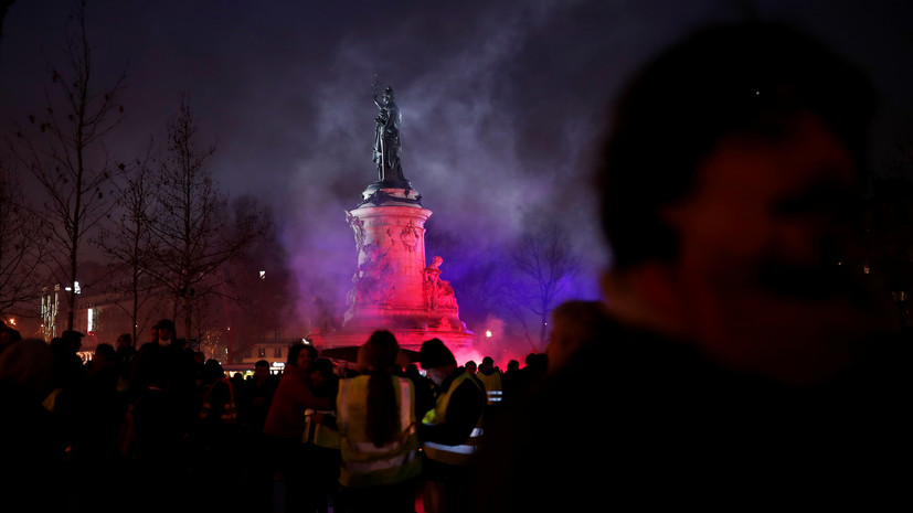 Протесты в свете фонарей: «жёлтые жилеты» впервые вышли на ночную демонстрацию