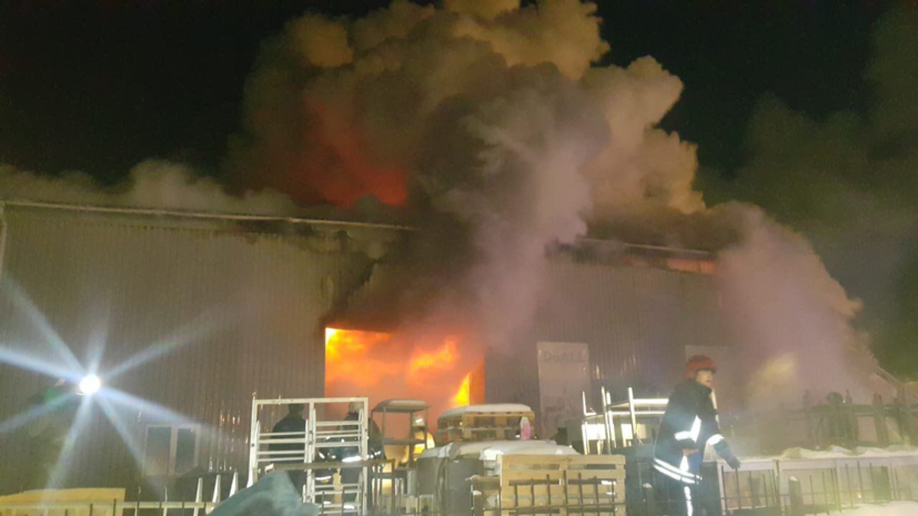 Пожар в ангаре в Екатеринбурге потушен