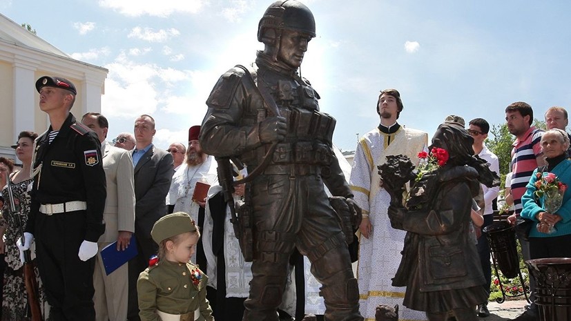 СМИ: Установлена личность облившего краской памятник «вежливым людям» в Крыму