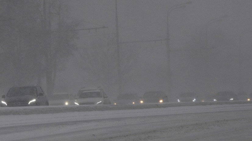 ГИБДД призвала водителей отказаться от поездок на большие расстояния из-за метели в Кировской области