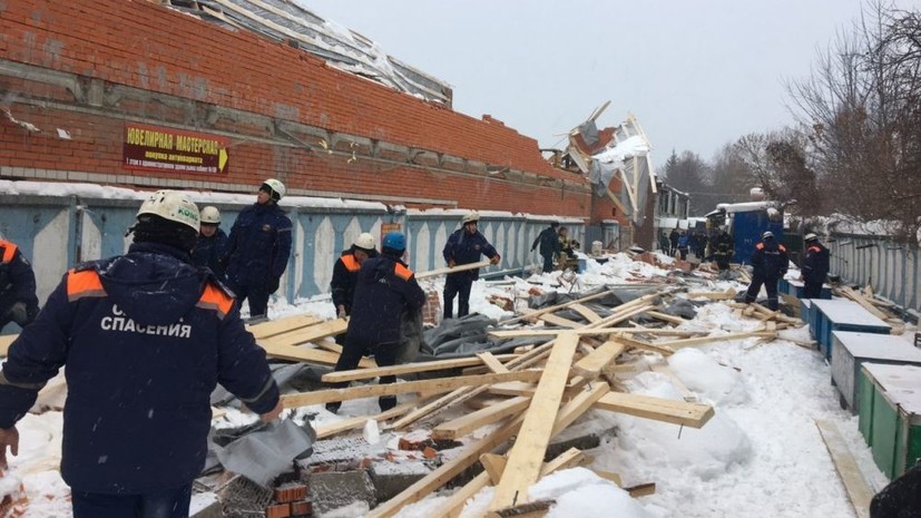 В Брянске обрушилась часть наружной стены строящегося здания