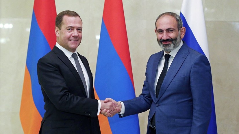 Медведев обсудил с Пашиняном экономическое сотрудничество двух стран
