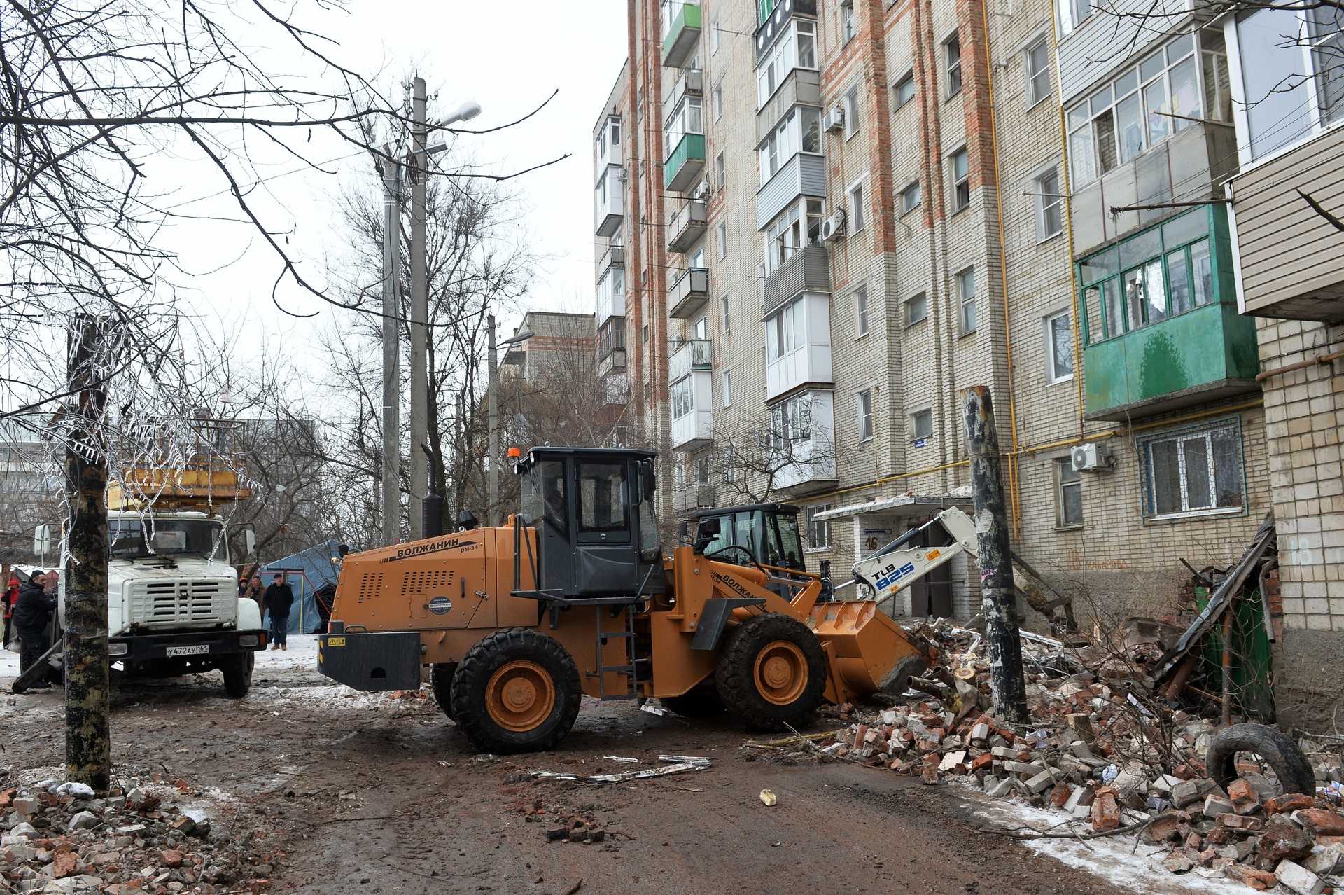 Работают альпинисты»: на месте ЧП в Шахтах спасатели не могут попасть в две  квартиры из-за неустойчивости конструкций — РТ на русском