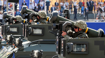 Украинские военнослужащие демонстрируют Javelin на параде в честь Дня независимости