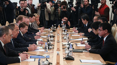 Министр иностранных дел РФ Сергей Лавров (второй слева) и министр иностранных дел Японии Таро Коно (справа) во время встречи в Москве