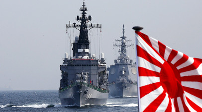 Японские боевые корабли на учениях 
