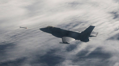 Истребитель F-35A Lightning II совершает учебный пуск ракеты класса «воздух—воздух» средней дальности AIM-120 
