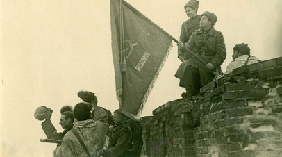 Боевое знамя 1258-го стрелкового ордена Александра Невского полка, которое было поднято над кремлёвской стеной после освобождения Новгорода 20 января 1944 года