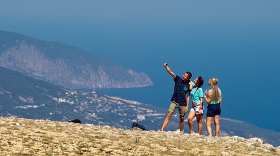 Туристы фотографируются на плато Ай-Петри в Крыму