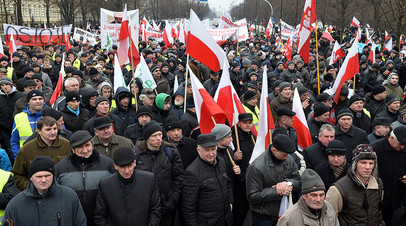 Польские фермеры проводят демонстрацию перед офисом премьер-министра в Варшаве
