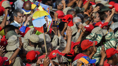 Участники марша в поддержку президента Венесуэлы Николаса Мадуро
