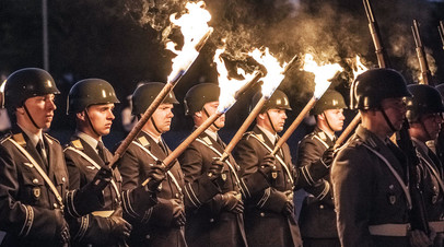 Военнослужащие бундесвера во время военной церемонии Großer Zapfenstreich