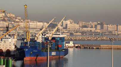 Вид на порт и город в Алжире