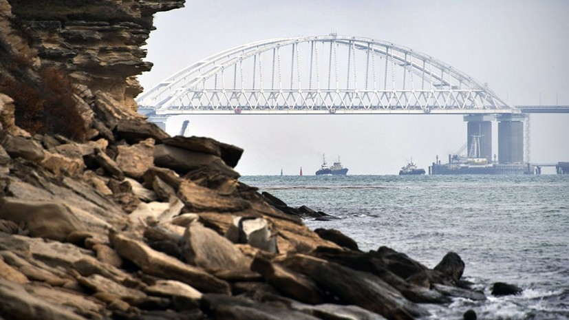 Спасатели эвакуируют больного украинского моряка в Керченском проливе