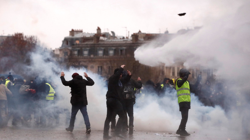 Полиция применяет слезоточивый газ на акции протеста в Париже