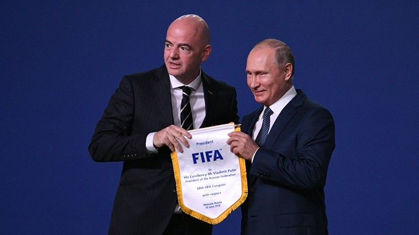 Путин наградил президента ФИФА орденом Дружбы