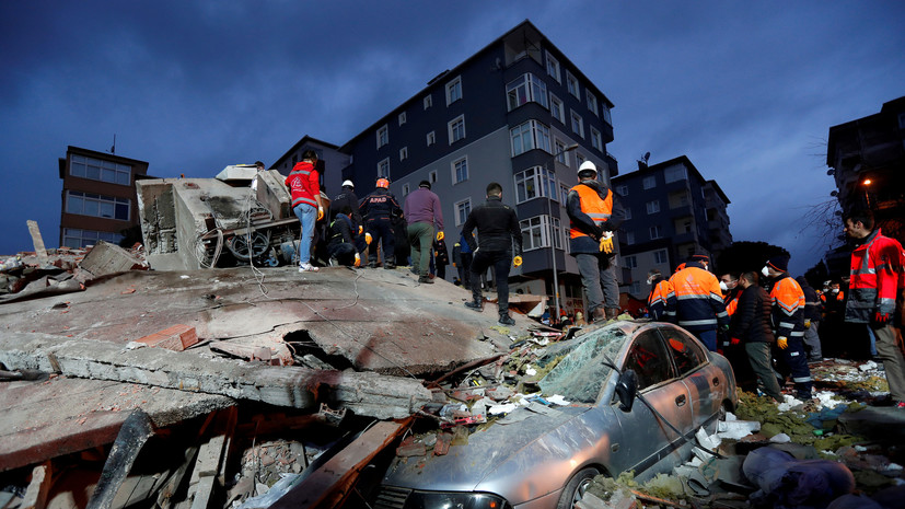 В сети опубликовано видео обрушения здания в Стамбуле
