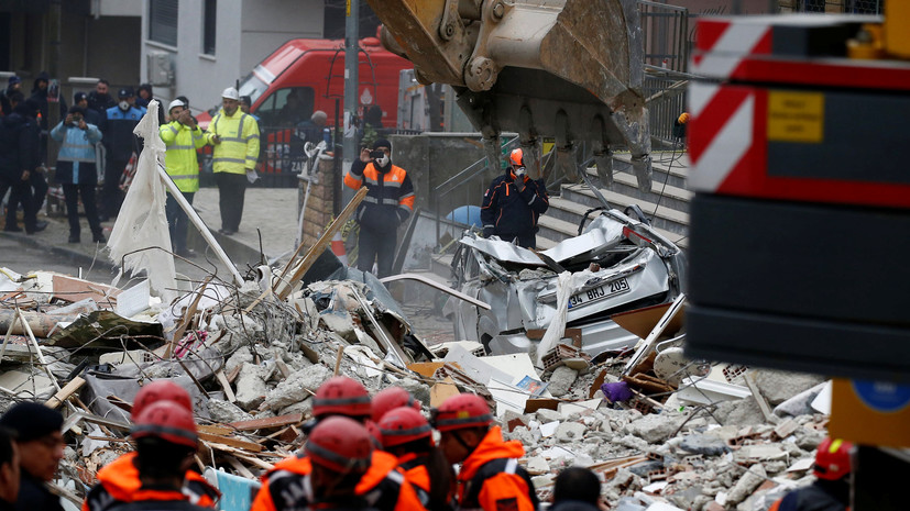 Число погибших при обрушении дома в Стамбуле увеличилось до 10