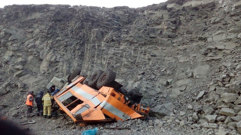 Прокуратура начала проверку после аварии автобуса с рабочими в Кузбассе