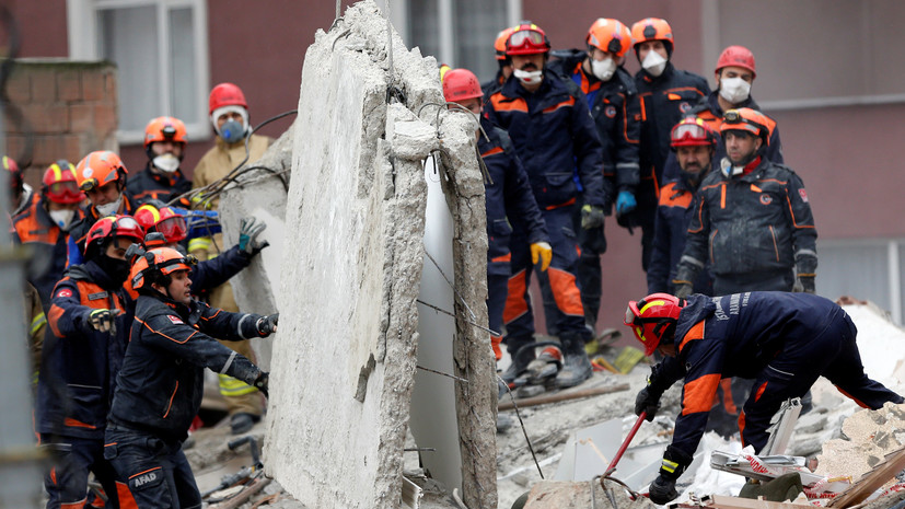 Под обломками здания в Стамбуле спустя два дня нашли выжившего подростка