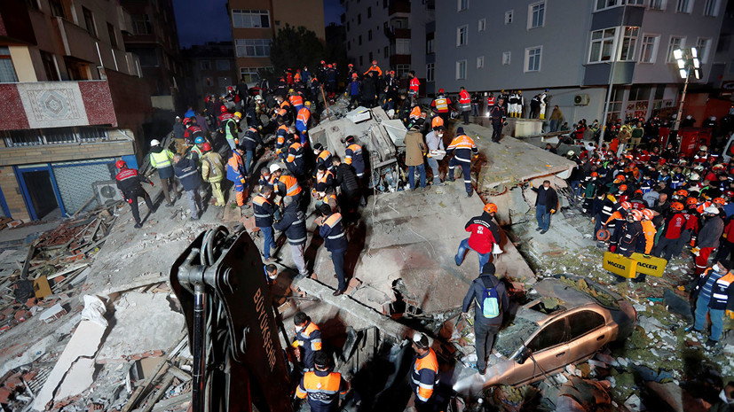 Число жертв обрушения дома в Стамбуле возросло до 17