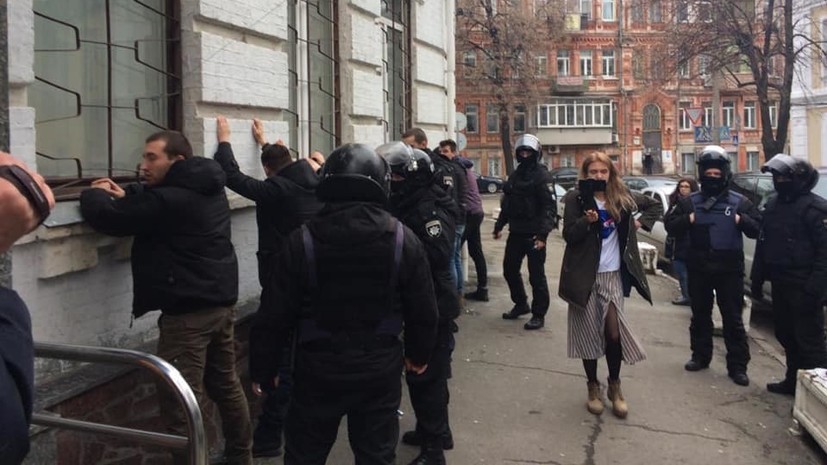 В Киеве около 40 человек попытались штурмовать управление полиции