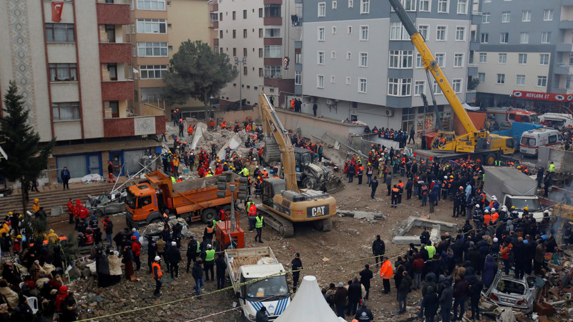 Число жертв обрушения здания в Стамбуле достигло 18