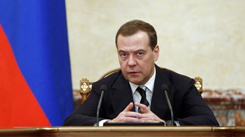 Медведев рассказал членам Совфеда, почему пьёт воду с газом