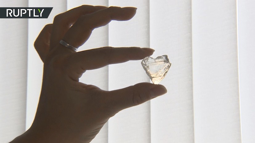 Валентинка от природы: в России показали редчайший алмаз-сердце