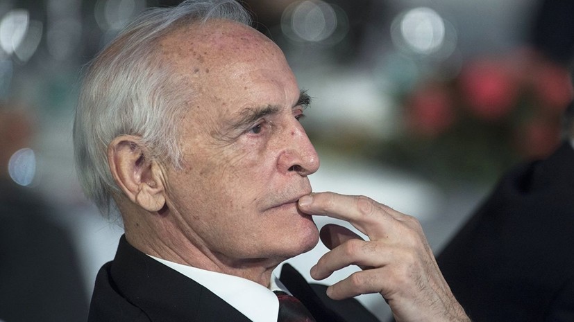 «Победа» подарит Лановому билеты после инцидента с рейсом