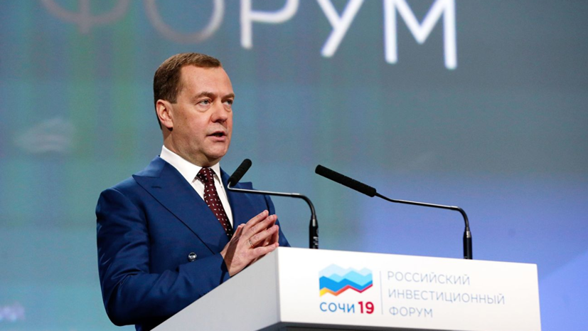 Медведев заявил о необходимости составить социальный портрет бедности