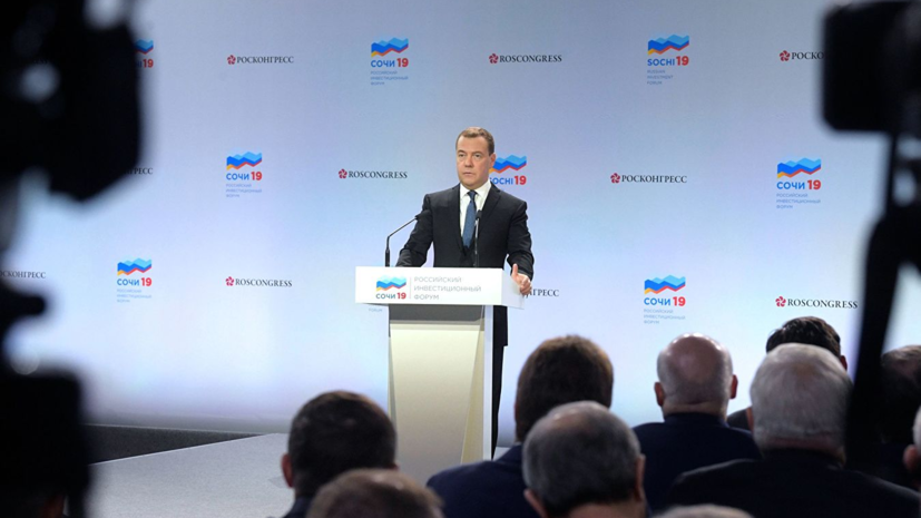 Медведев призвал пересмотреть подход к оценке уровня бедности