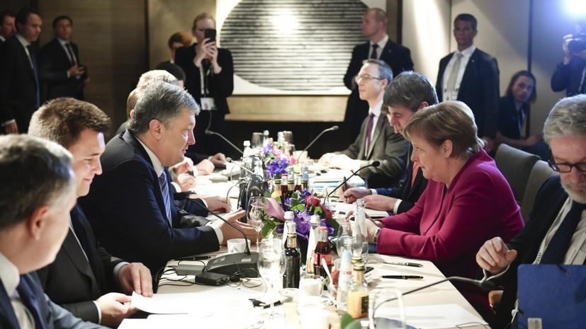 Порошенко и Меркель обсуждают Россию на встрече в Мюнхене