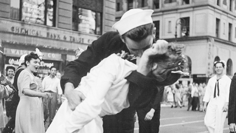 В США умер моряк с фотографии военных лет «Поцелуй»