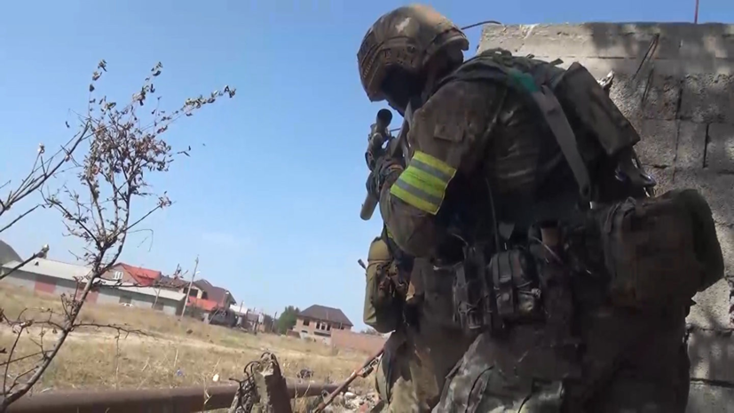 Источник: в Дагестане силовики блокировали дом с боевиками