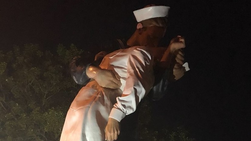 В США осквернили памятник по мотивам фотографии «Поцелуй»