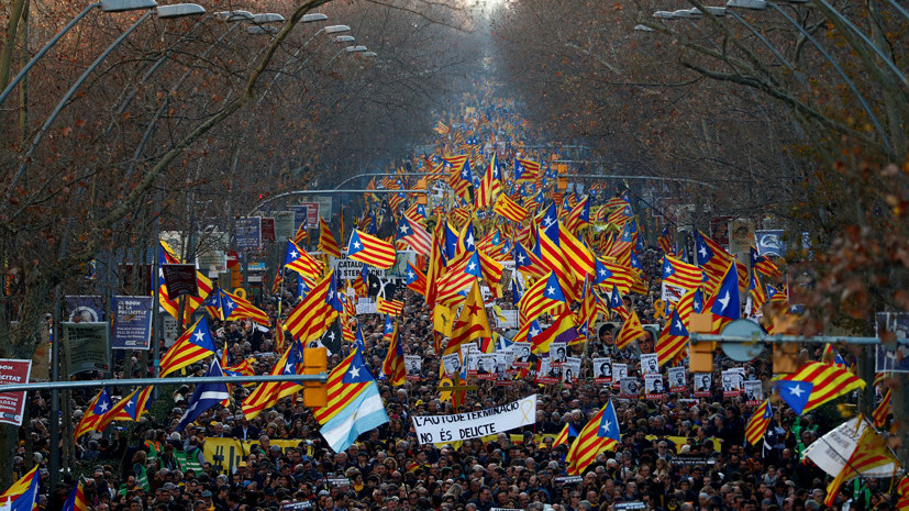 В Каталонии при столкновениях протестующих с полицией пострадали 28 человек