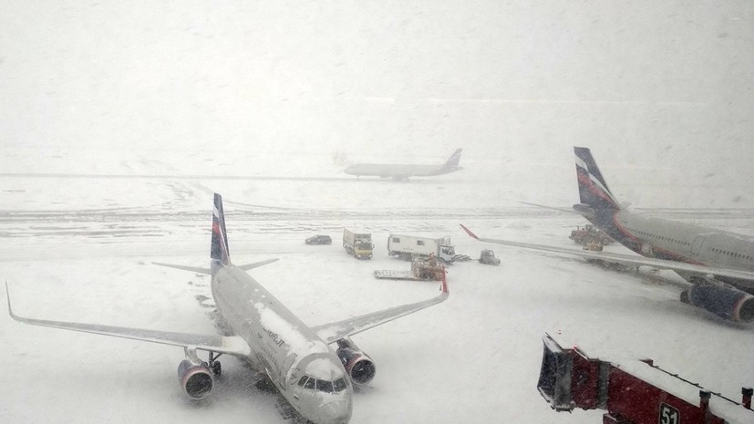 Более 100 рейсов задержали и отменили в аэропортах Москвы